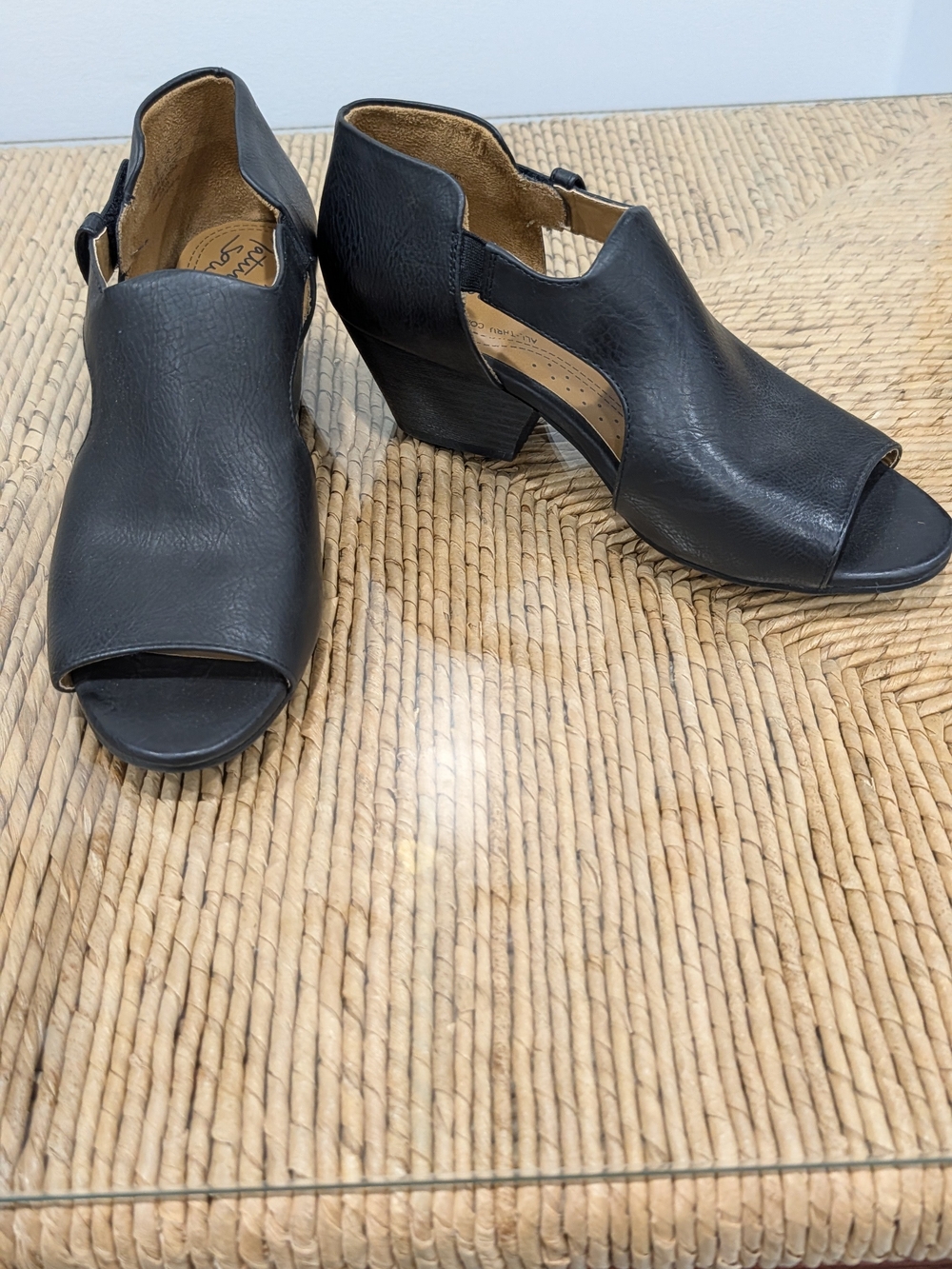 Natural Soul Black Open-Toe Block Heel Sandals